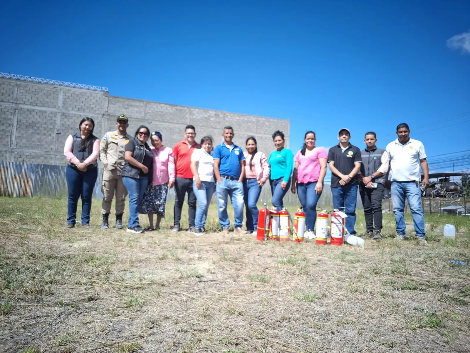 Equipo Consultores VIB - Asesores medioambientales certificados realizando capacitación junto a los bomberos para la empresa SALUVITA